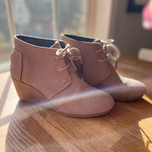 TOMS Wedge Ankle Boot: Light Grey w/laces. Sz 7.5